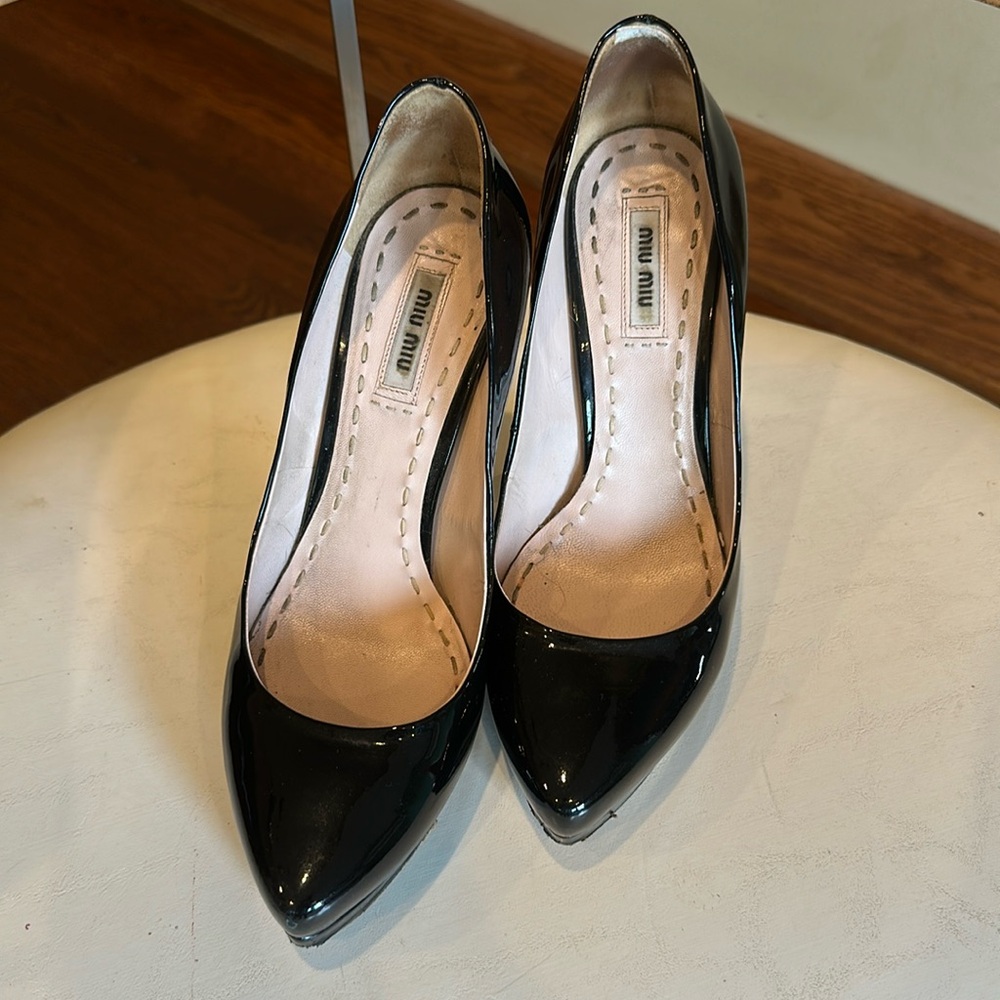 Miu Miu Black Patent Leather Pump. Size: 38.5